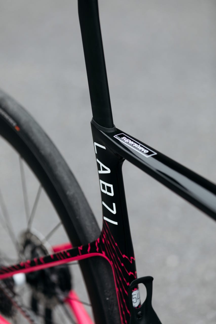 Detailansicht des Rahmens des Cannondale SuperSix EVO LAB71 Edition bei Disco Cycle in Bern.