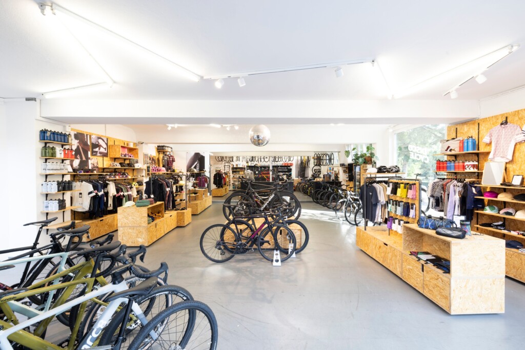 Innenaufnahme Disco Cycle Fahrradgeschäft in Bern. Spezialisiert auf Fahrräder und Zubehör