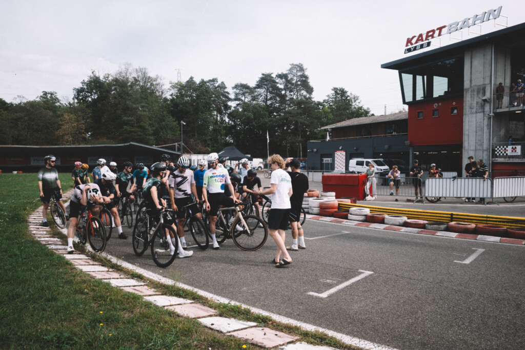 Crit Rennen auf der Kartbahn in Lyss mit Rennvelos
