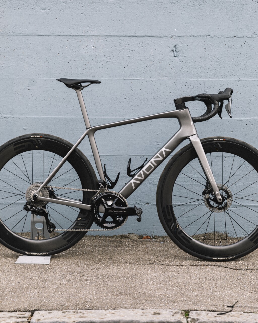 Avona Velum Rennvelo vor blauer Wand