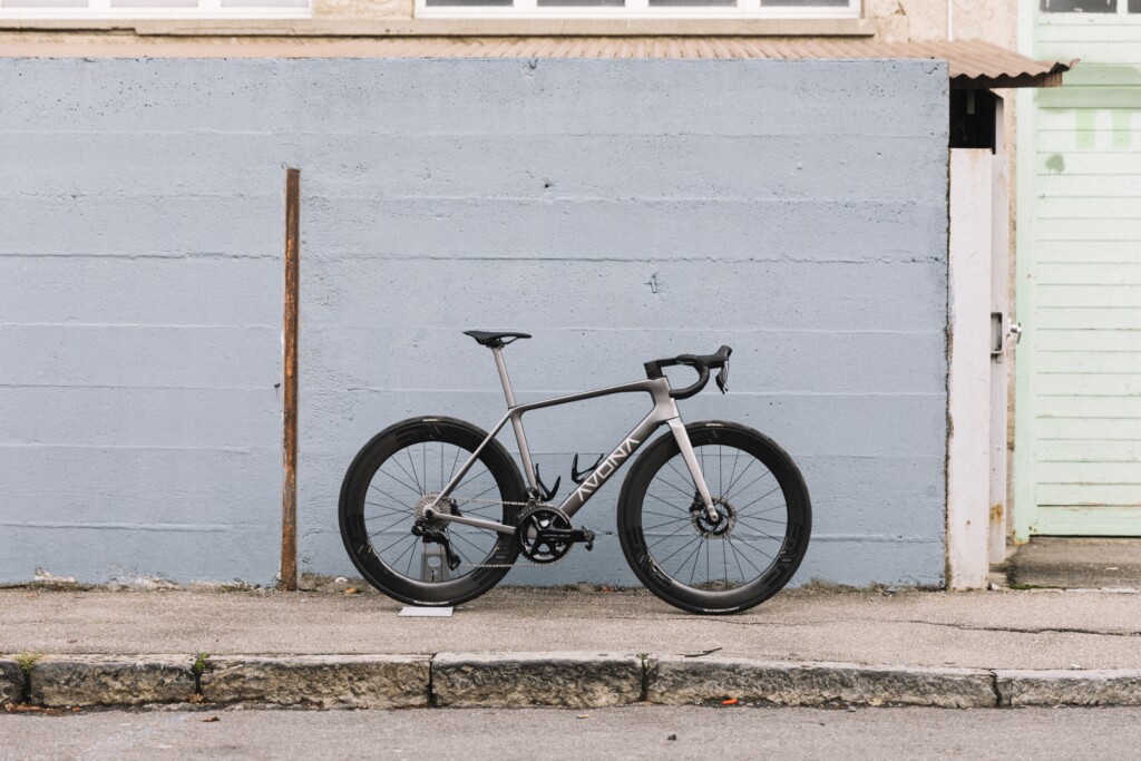 Avona Velum Rennvelo vor blauer Wand