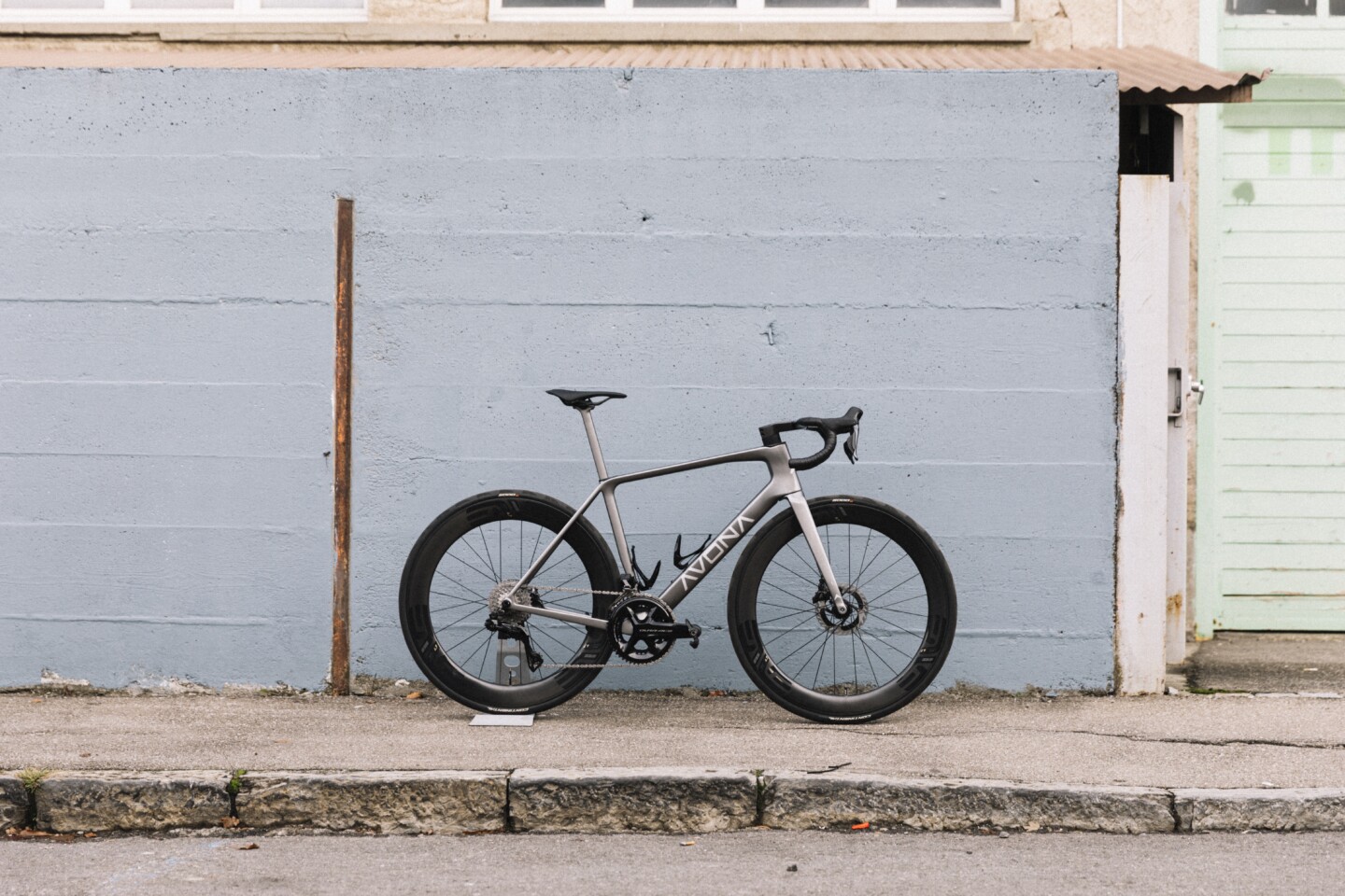 Avona Velum Rennvelo vor blauer Wand