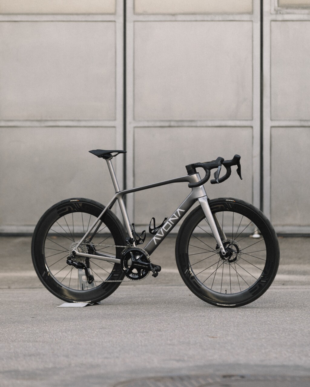 Avona Velum Rennvelo vor Garage